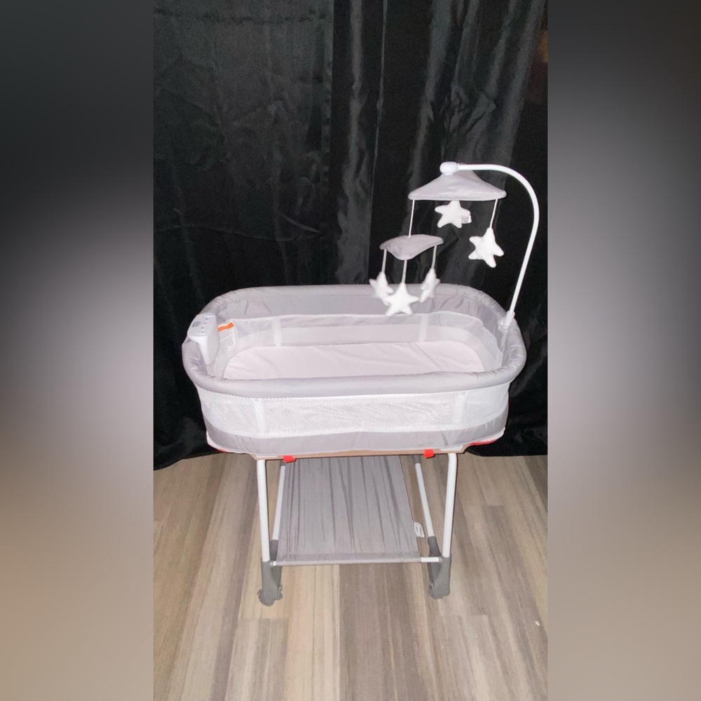 Baby rocking bassinet